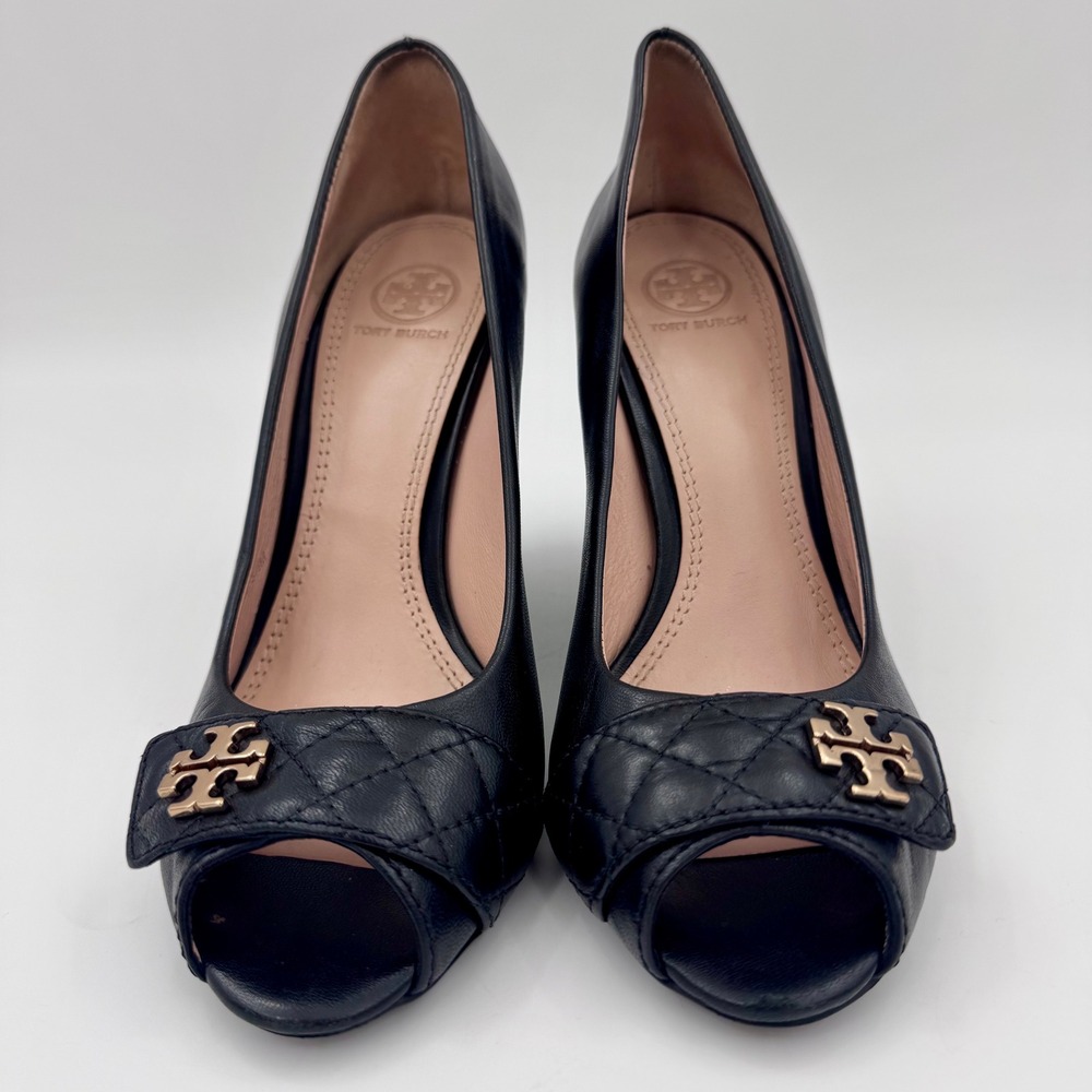 Tory Burch Leila Women 8.5M Black Leather Quilted Peep Toe Wedge Pumps Gold Logo - Picture 2 of 9
